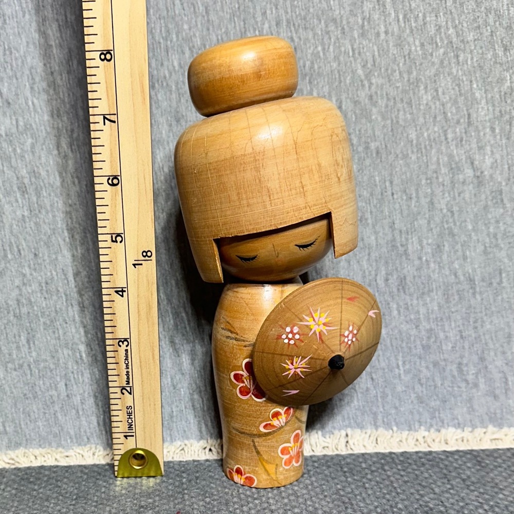 Vintage Japanese Kokeshi Doll Wooden Hand Painted Parasol Sosaku Folk Art 7.5" - Picture 3 of 4
